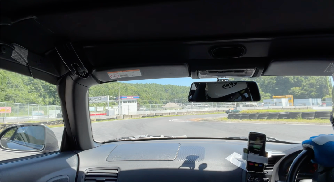 サーキット走行中の車内から見たコース